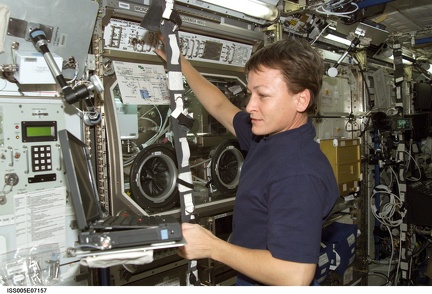 iss005e07157